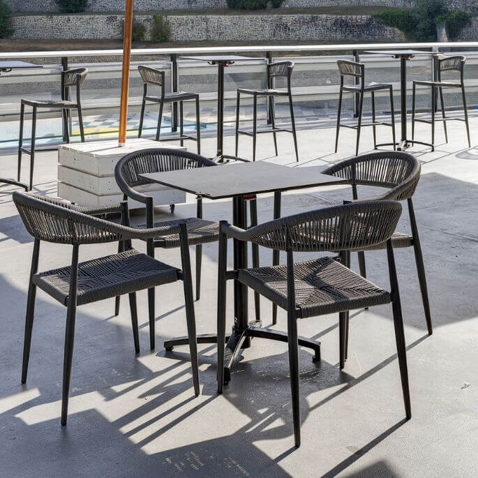Fauteuil de restaurant empilable pour terrasse en rotin tressé Armisty